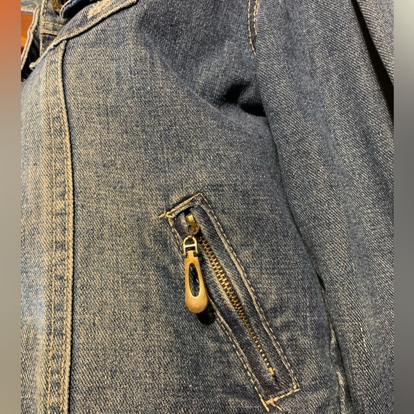 Hendi cropped distressed denim jacket women’s size large, button up, side adjust - Picture 6 of 10